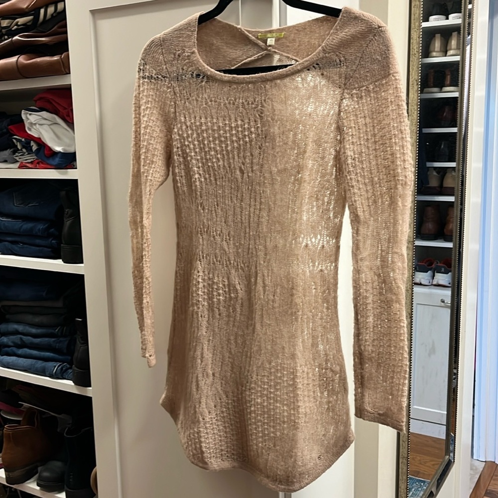 Gianni Bini, Sand color sweater, excellent condition.